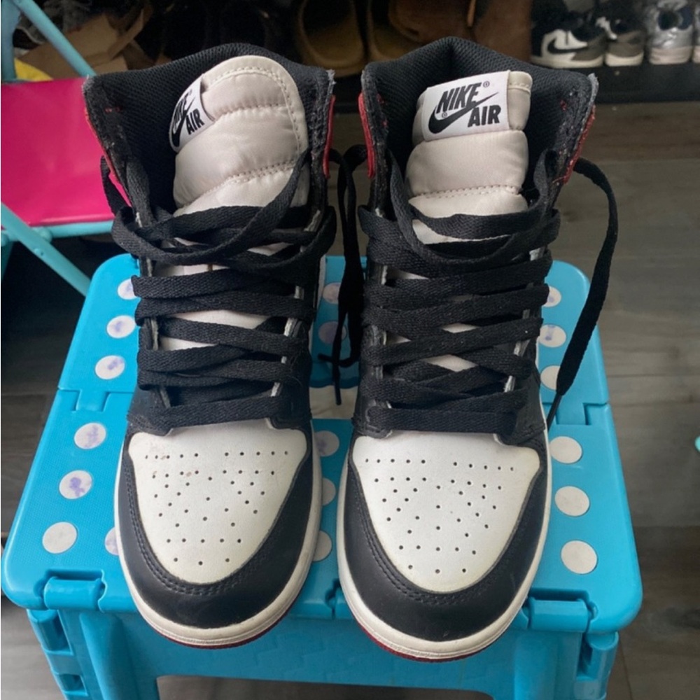 Nike Air Jordan 1 Hi black toes Size grade school 5.5y/ 7 women’s